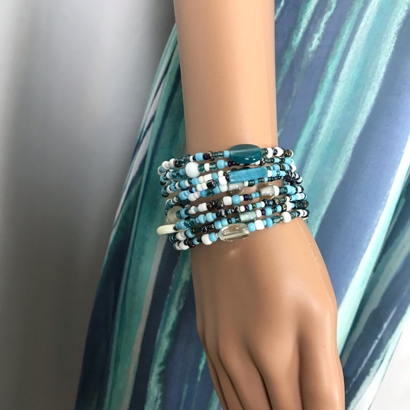 Jewelry - Women’s blue toned beaded bracelet like new!